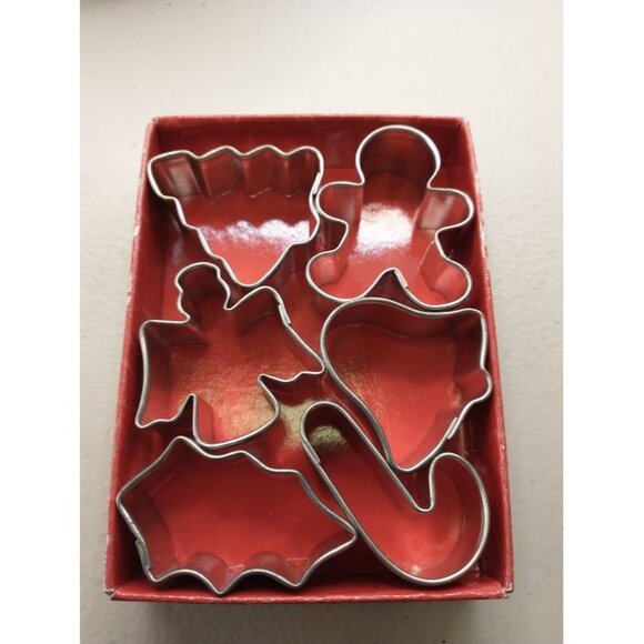 Wilton Non-Stick Cake Pan & Holiday Mini Cutter Set - Picture 10 of 10